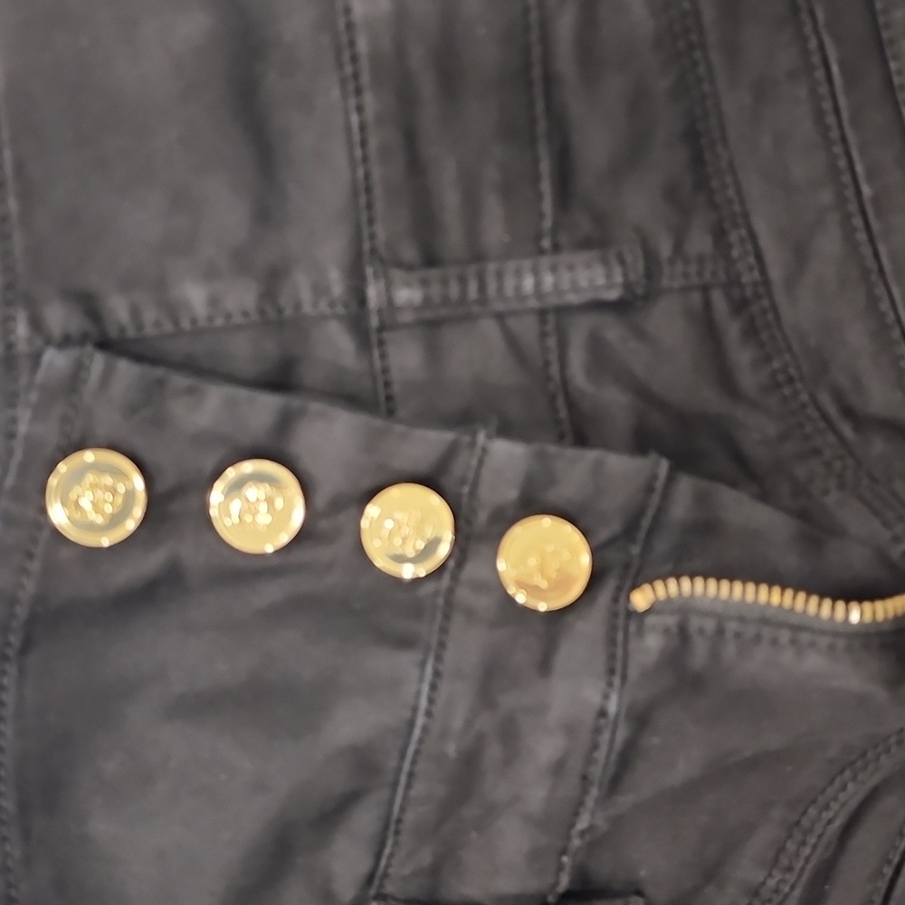 Bebe super high waisted super cute golden button pant.